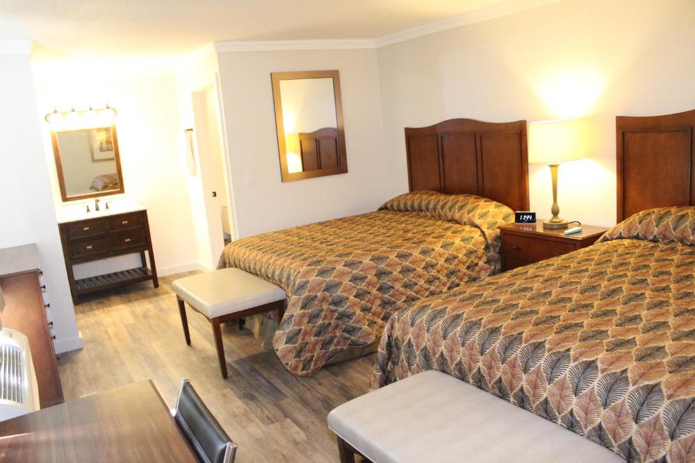 Deluxe Queen Room interior
